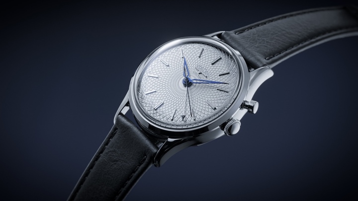 La signature de la Cricket a toujours été sonore. Dans cette nouvelle interprétation, Vulcain explore la manière dont le titane peut faire évoluer cette identité sans modifier les fondamentaux de son calibre mécanique à alarme. Boîtier de 39 mm, remontage manuel et série limitée à 100 exemplaires.