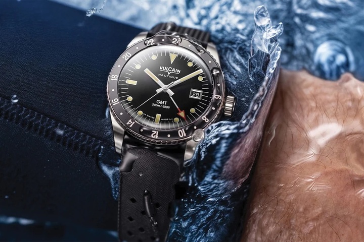 Avec la Skindiver Nautique GMT, Vulcain fait évoluer sa plongeuse néo-vintage vers un registre plus polyvalent. Le mouvement automatique Soprod C125 permet le réglage indépendant de l'aiguille 24 heures, tandis que l'étanchéité à 200 mètres maintient intacte sa vocation de tool watch.
