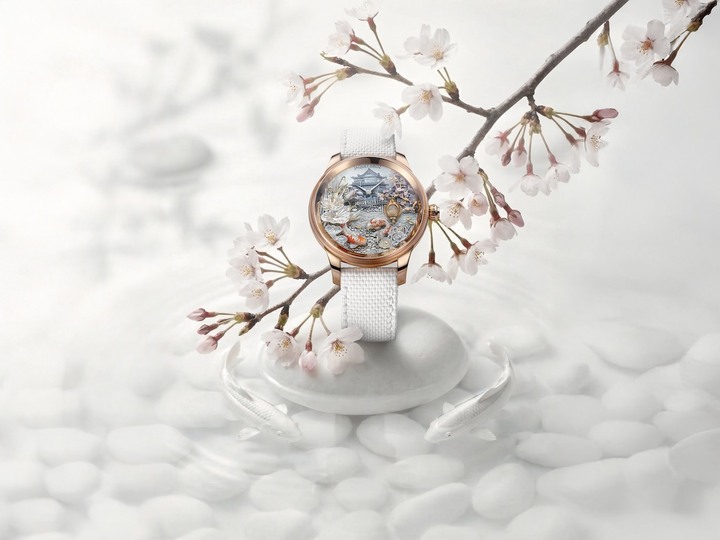 La Petite Heure Minute Jardin Japonais est une pièce unique qui donne corps à la vision d'un jardin japonais idéal, vu par un collectionneur privé. L'effet de volume est assuré par une subtile couche de peinture grise semi-translucide. Le temple est rendu grâce à 25 appliques réalisées en majorité en nacre sculptée et gravée, apposées sur un cadran lui-même en nacre. Un travail d'orfèvre, accompli à la main, au dixième de millimètre. 