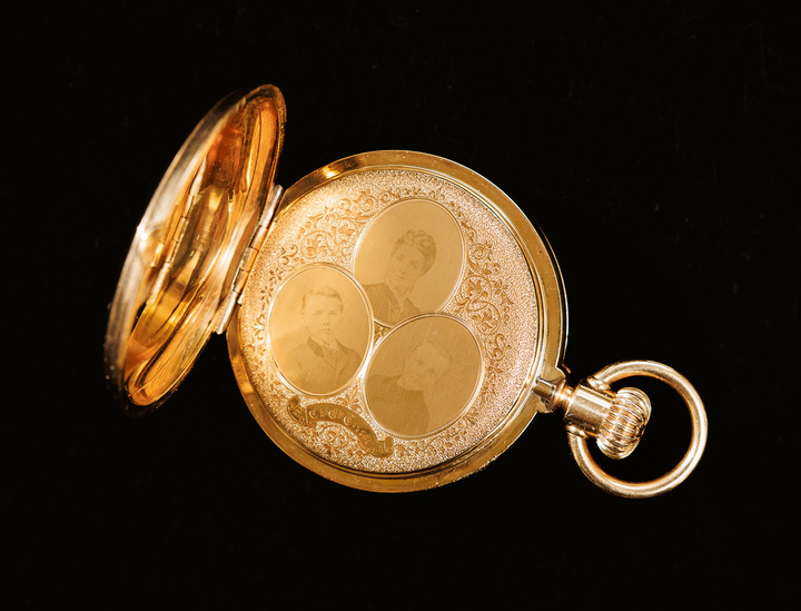 Montre savonnette or b/35.138 cadran Charles Tissot-Favre, Locle, portraits de Mme Charles-Emile Tissot et de ses fils Charles et Paul-Edouard Tissot (1864-1939) gravés sur sa cuvette par Monsieur Favre, mouvement 35138 ébauche Piguet nickel 20``. Targette. Montre qui accompagnait Charles-Emile Tissot dans ses voyages. Collection Luc Tissot