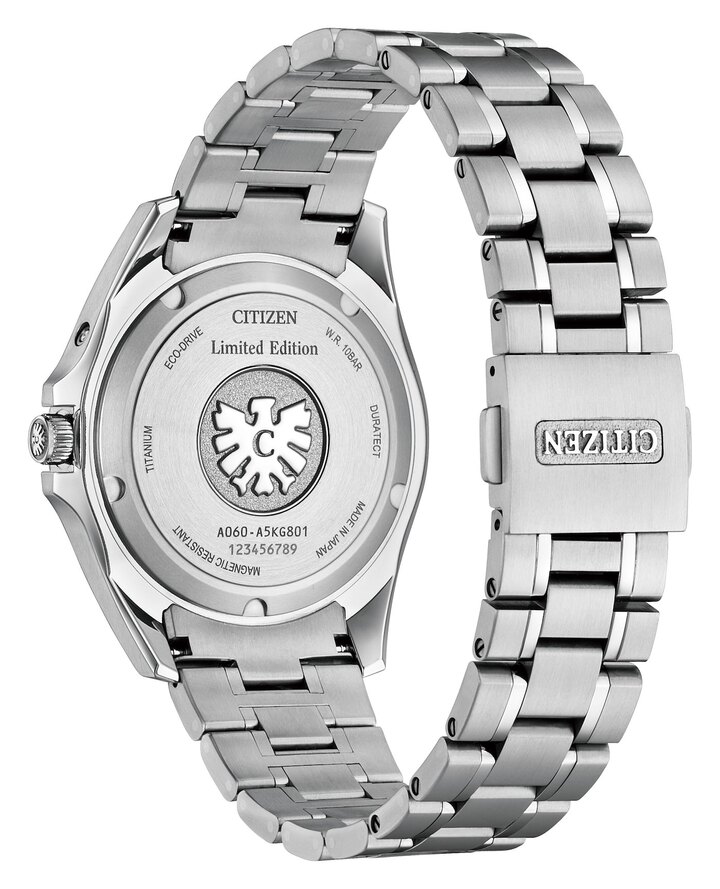 Le modèle est équipé d'un mouvement Eco-Drive avec une précision annuelle de ±5 secondes, avec un calendrier perpétuel qui s'ajuste automatiquement à la fin de chaque mois, y compris les années bissextiles, jusqu'au 28 février 2100. Le boîtier et le bracelet sont fabriqués en Super Titanium, matériau issu lui aussi d'une technologie propre à Citizen, et traités avec du Duratect Platinum, ce qui confère au métal une teinte argentée brillante, presque transparente.