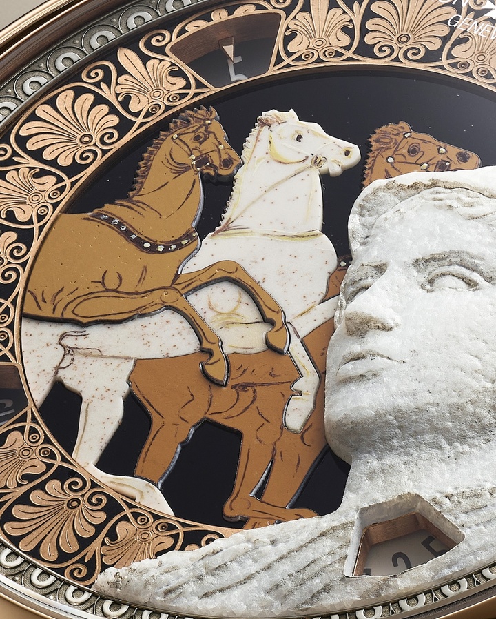 Le buste en marbre de Paros de la montre Athéna de Velletri est gravé et patiné à la main par un artisan glypticien. La déesse protectrice contemple trois chevaux en marqueterie de pierres, inspirés d'une amphore grecque du Ve siècle avant notre ère, dont la fougue est restituée par un assemblage d'onyx, de mookaïte blanc crème et de mookaïte orange. L'élégante frise périphérique en émail champlevé rend hommage à un cratère attribué au Peintre d'Égisthe vers 460 av. J.-C.
